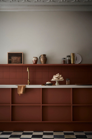 Kitchen with the upper wall painted in neutral shade 'Slaked Lime - Mid' and the lower wall and cabinets in terracotta 'Muscovado'.